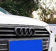 Znak AUDI černý lesk 286x100mm